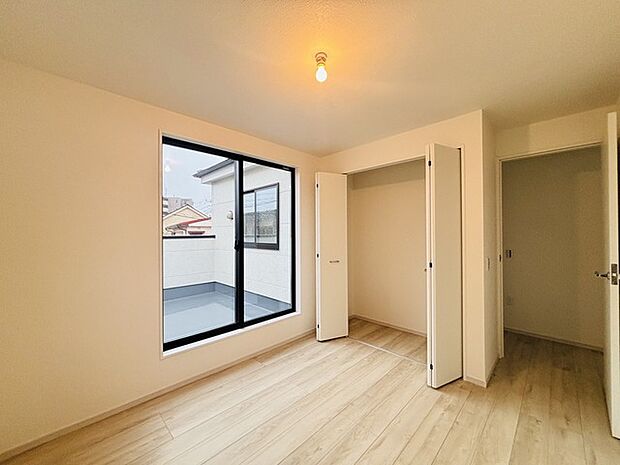 衣類の整理整頓に嬉しいクローゼット付きのお部屋。お子様のお部屋としても便利です。