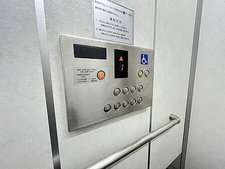 各階に停まるエレベーター