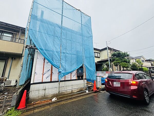 前面道路は広く、駐車がしやすいです。駐車スペース2台分ございます。
