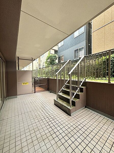 広めのバルコニーは風通しも良くお洗濯物もしっかりと干すことができます!