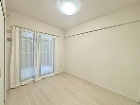 扉を開放するとLDKと洋室を一体利用できる空間!扉を閉めると独立した空間としても活用できます。