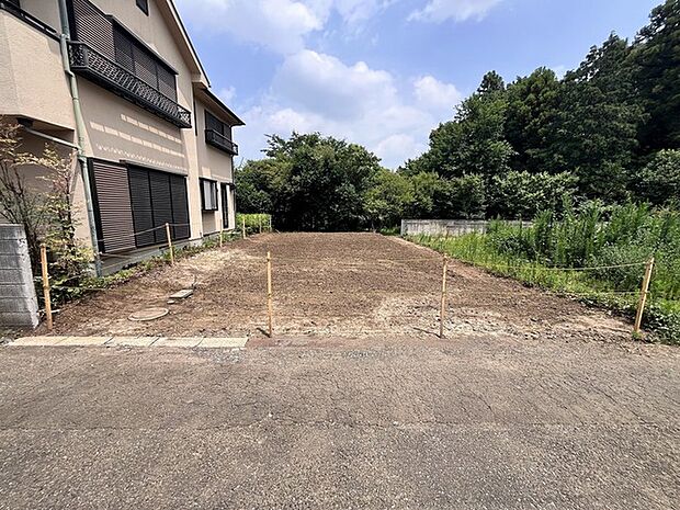 戸建てが立ち並ぶ静かな住宅街。四季折々の移り変わりを感じながら自然と楽しみ、暮らす、そんな毎日を日々の中で感じられる住環境