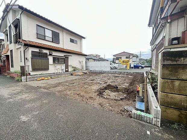 戸建てが立ち並ぶ静かな住宅街。四季折々の移り変わりを感じながら自然と楽しみ、暮らす、そんな毎日を日々の中で感じられる住環境