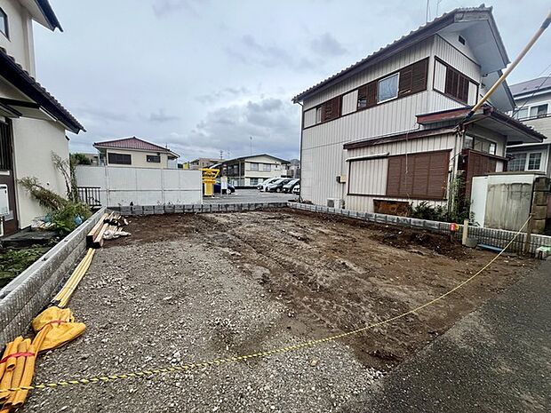 前面道路は広く、駐車がしやすいです。駐車スペース2台分ございます。 