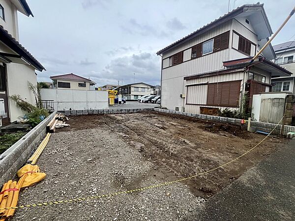 前面道路は広く、駐車がしやすいです。駐車スペース2台分ございます。