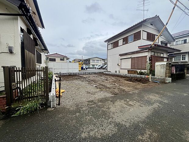 戸建てが立ち並ぶ静かな住宅街。四季折々の移り変わりを感じながら自然と楽しみ、暮らす、そんな毎日を日々の中で感じられる住環境 