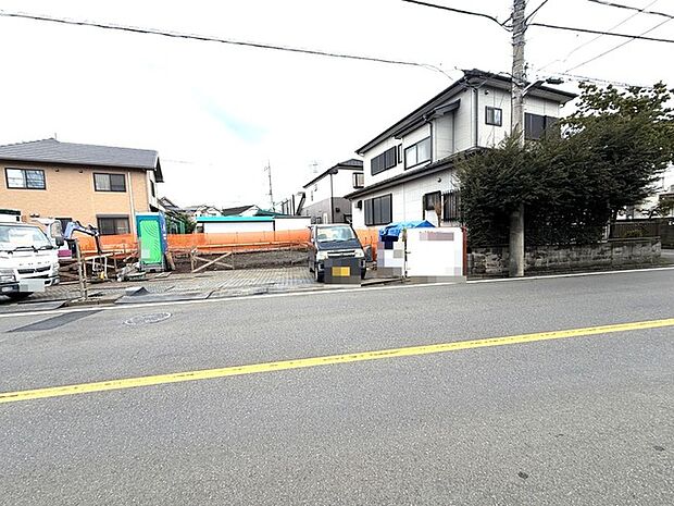 セカンドカーや来客時にも便利なカースペース3台分ございます。