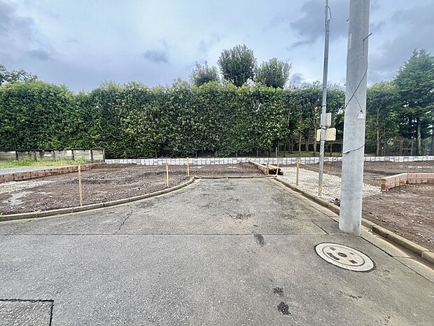 6m幅員の道路に面しておりお車の運転が苦手な方でも安心して出入りいただけます。