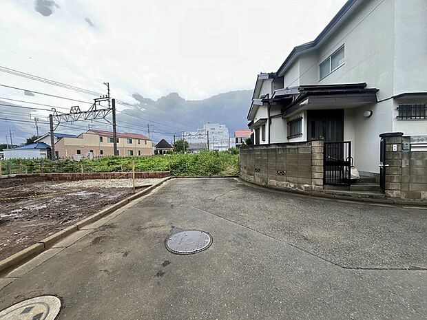 前面道路は通り抜けができないため、交通量が少なく静かな住環境です。