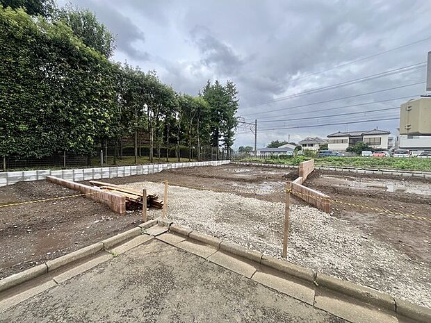 戸建てが立ち並ぶ静かな住宅街。四季折々の移り変わりを感じながら自然と楽しみ、暮らす、そんな毎日を日々の中で感じられる住環境 