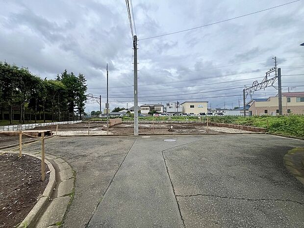 前面道路は通り抜けができないため、交通量が少なく静かな住環境です。 