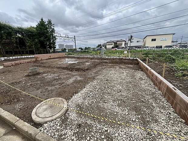 戸建てが立ち並ぶ静かな住宅街。四季折々の移り変わりを感じながら自然と楽しみ、暮らす、そんな毎日を日々の中で感じられる住環境