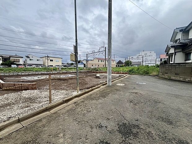 6m幅員の道路に面しておりお車の運転が苦手な方でも安心して出入りいただけます。