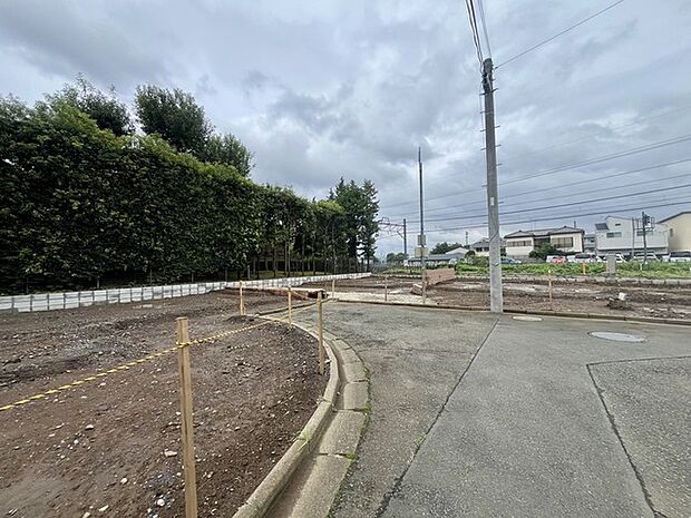 6m幅員の道路に面しておりお車の運転が苦手な方でも安心して出入りいただけます。