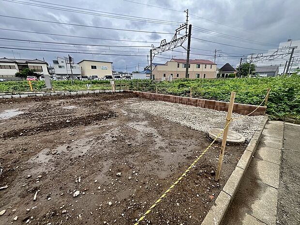 戸建てが立ち並ぶ静かな住宅街。四季折々の移り変わりを感じながら自然と楽しみ、暮らす、そんな毎日を日々の中で感じられる住環境