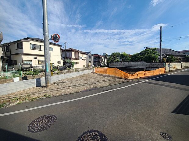 戸建てが立ち並ぶ静かな住宅街。四季折々の移り変わりを感じながら自然と楽しみ、暮らす、そんな毎日を日々の中で感じられる住環境 