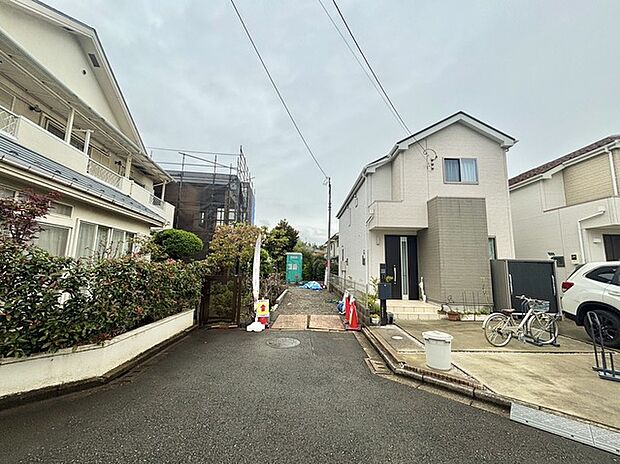 戸建てが立ち並ぶ静かな住宅街。四季折々の移り変わりを感じながら自然と楽しみ、暮らす、そんな毎日を日々の中で感じられる住環境 