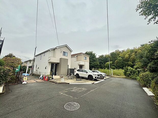 戸建てが立ち並ぶ静かな住宅街。四季折々の移り変わりを感じながら自然と楽しみ、暮らす、そんな毎日を日々の中で感じられる住環境 