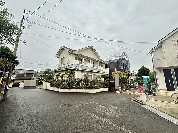 セカンドカーや来客時にも便利なカースペース2台分ございます。 