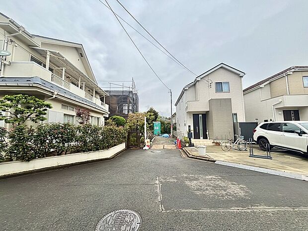 前面道路は通り抜けができないため、交通量が少なく静かな住環境です。