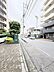 外観：マンション目の前の道路
