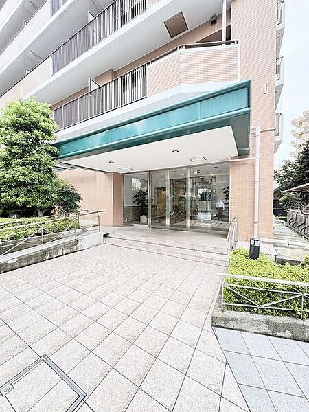 緑豊かな植栽と整えられたアプローチが訪れる人を穏やかな気持ちにさせる佇まいです