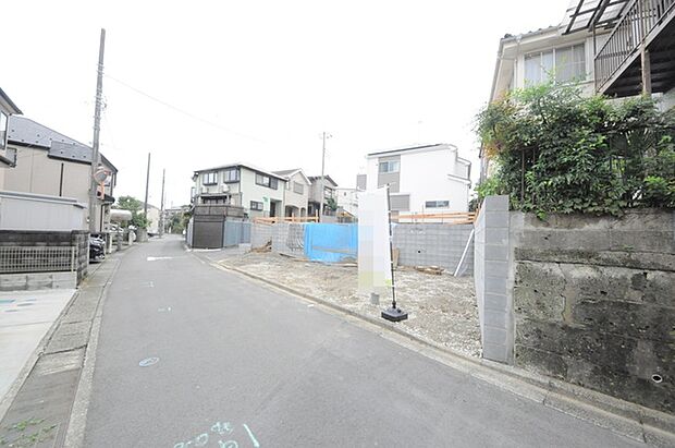 戸建てが立ち並ぶ静かな住宅街。四季折々の移り変わりを感じながら自然と楽しみ、暮らす、そんな毎日を日々の中で感じられる住環境
