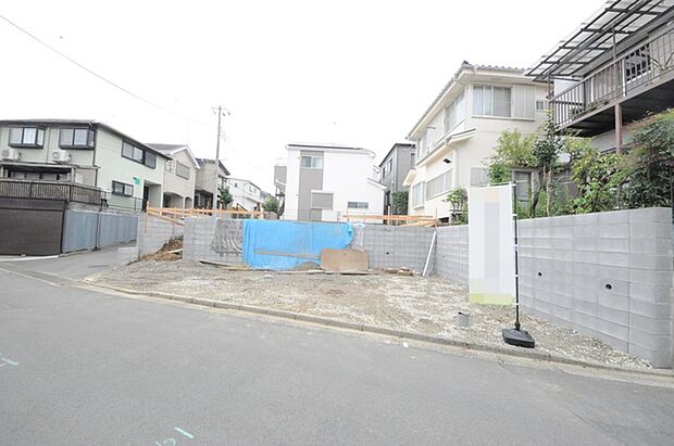 戸建てが立ち並ぶ静かな住宅街。四季折々の移り変わりを感じながら自然と楽しみ、暮らす、そんな毎日を日々の中で感じられる住環境