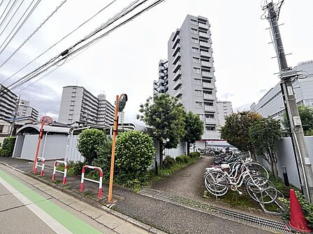 南側のお部屋から出入りできる、奥行きのあるワイドバルコニー。心地よい陽射しと暖かな風を楽しむことが出来ます。