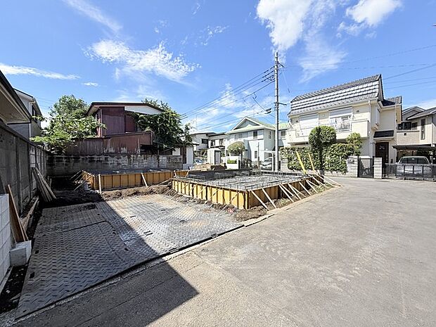 カースペースは1台駐車できます。車庫の出し入れのしやすさなど、実際に現地にてご確認ください。 