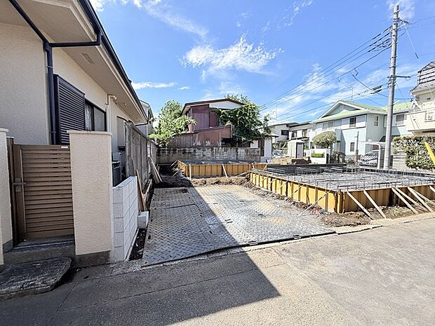 戸建てが立ち並ぶ静かな住宅街。四季折々の移り変わりを感じながら自然と楽しみ、暮らす、そんな毎日を日々の中で感じられる住環境 