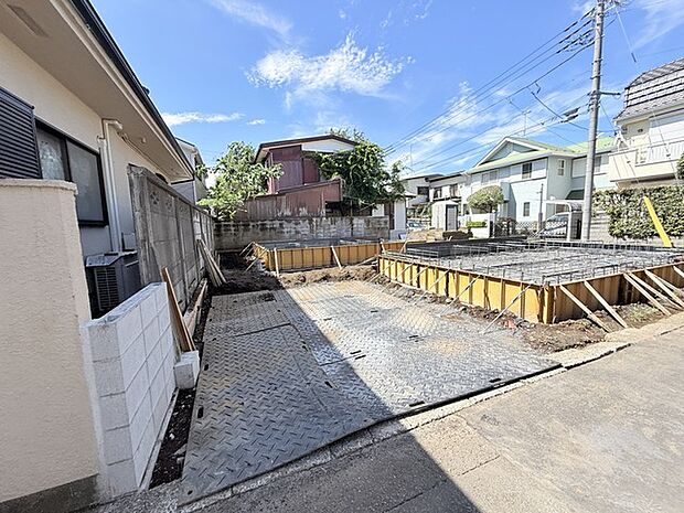 戸建てが立ち並ぶ静かな住宅街。四季折々の移り変わりを感じながら自然と楽しみ、暮らす、そんな毎日を日々の中で感じられる住環境 