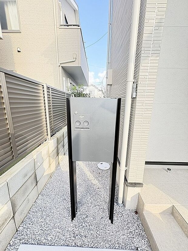外出中で不在時や、在宅中でも手を離せない時に便利な宅配ボックス。お客様に代わって受け取れるので、暮らしにゆとりが生まれます。