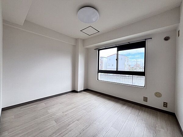 今からここを誰のお部屋にしようか、そんな洋室。大きさは5.3帖です。