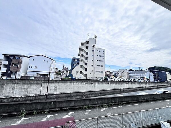 窓から眺める風景は一日の疲れを癒すヒーリングを奏でる、心地の良い時間を演出してくれます。室内も重要ですが、周りの環境もマイホーム選びの大事なポイント