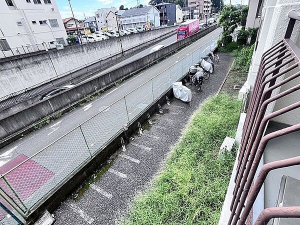 窓から眺める風景は一日の疲れを癒すヒーリングを奏でる、心地の良い時間を演出してくれます。室内も重要ですが、周りの環境もマイホーム選びの大事なポイント