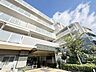 外観：商業施設が徒歩圏内に充実、日々のお買い物も安心な環境です。 