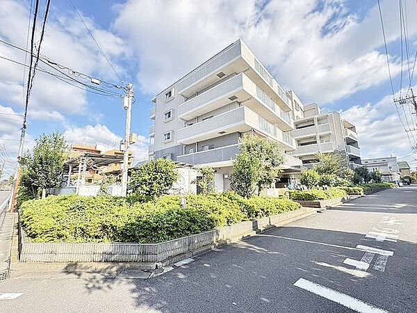角地に佇むマンションです。周辺は落ち着いた住環境です。