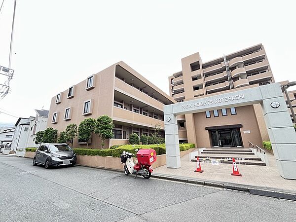 ゆとりあるアプローチと手入れされた緑が、心地よい帰宅のひとときを演出します