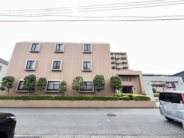落ち着いた色合いの外観が上品な佇まいを演出し日々の暮らしに心地よいくつろぎをもたらします