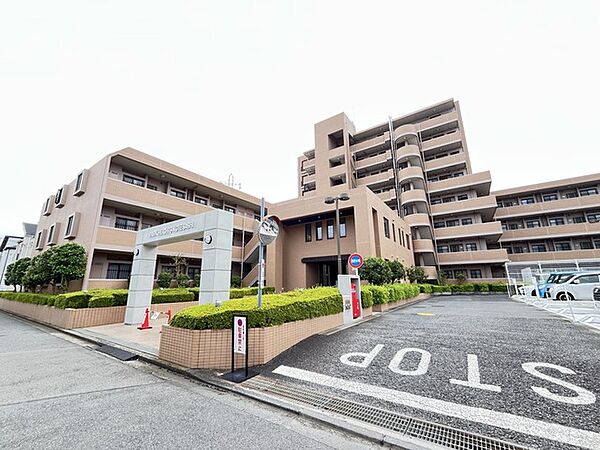 ゆとりある敷地計画と丁寧な植栽が、住まう方を心地よく迎えるアプローチです