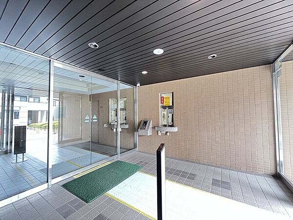 ガラス張りの広々とした空間が生み出す心地よい開放感が日常にゆとりを与えてくれます