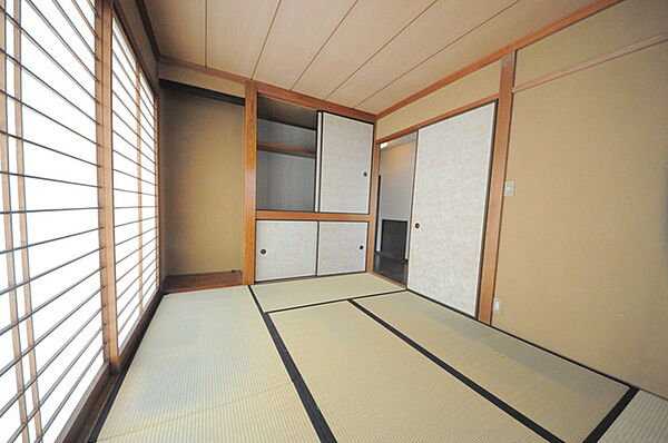 大きな開口部から明るい光が差し込む、日中の室内の明るさがこの部屋の魅力です。