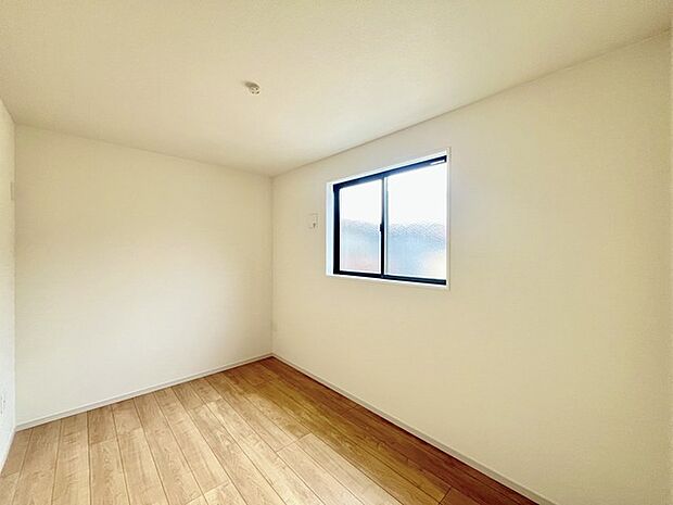 大きな開口部から明るい光が差し込む、日中の室内の明るさがこの部屋の魅力です。 