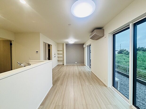 大きな開口部から明るい光が差し込むリビング。日中の室内の明るさがこの部屋の魅力です。
