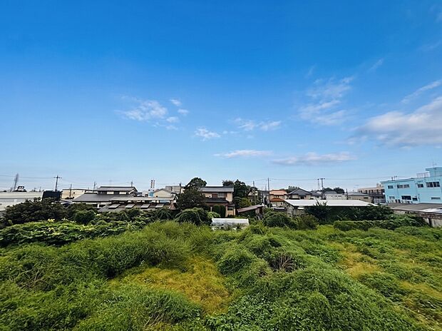 窓から眺める風景は一日の疲れを癒すヒーリングを奏でる、心地の良い時間を演出してくれます。室内も重要ですが、周りの環境もマイホーム選びの大事なポイント