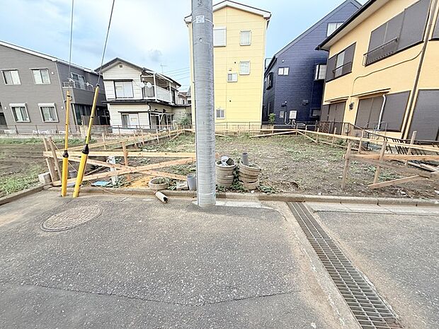 戸建てが立ち並ぶ静かな住宅街。四季折々の移り変わりを感じながら自然と楽しみ、暮らす、そんな毎日を日々の中で感じられる住環境