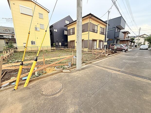 前面道路は通り抜けができないため、交通量が少なく静かな住環境です。