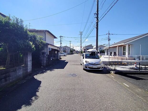 6m幅員の道路に面しておりお車の運転が苦手な方でも安心して出入りいただけます。