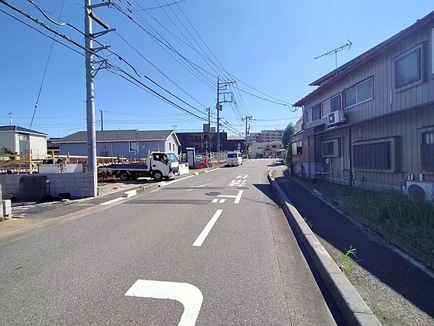 9m幅員の道路に面しておりお車の運転が苦手な方でも安心して出入りいただけます。